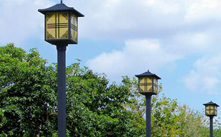 太阳能灵台庭院灯怎么选亮度与续航更耐用